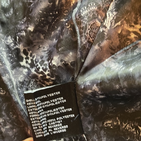 Guess coat women xl. Great fit curves to your body. Gently used. Good condition - Picture 6 of 7